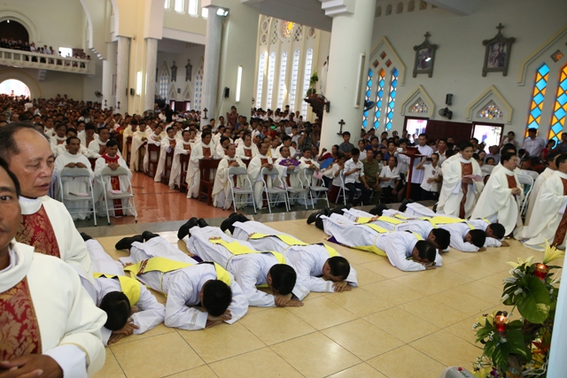 Hung Hoa diocese confers priesthood on clergymen